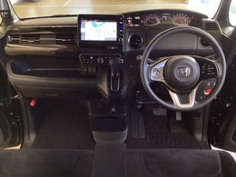 車内は光触媒抗菌消臭施工済です。スタイリッシュなデザインで暖かみのあるインパネ周りを演出します。グローブボックスやカップホルダーのほかにトレーなどたくさんの収納スペースが装備されています。