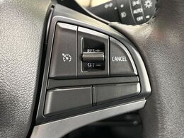 【クルーズコントロール】高速道路もラクラク走行。アクセルを離しても一定速度で走行ができ、長距離運転時の負担を軽減！加速・減速も簡単なスイッチ操作で調整できます。