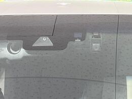 【トヨタセーフティセンス】走行中に前方の車両等を認識し、衝突しそうな時は警報とブレーキで衝突回避と被害軽減をアシスト。より安全にドライブをお楽しみいただけます。