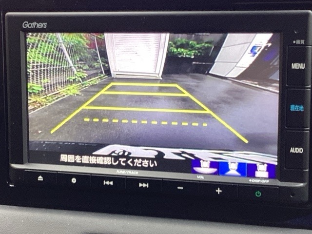 3ビュー切り替えやガイド線表示のバックカメラで、バックでの車庫入れも安心です。