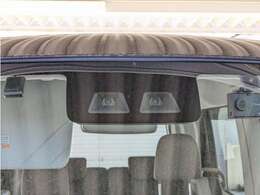 前方の車両等障害物を認識し、追突の危険性が高まったら音や警告灯などで警告し、さらに危険性が高まると自動的にブレーキが作動して衝突回避と被害軽減をアシスト。