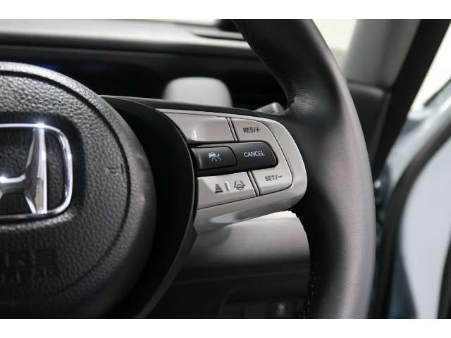 Hondaセンシングの機能のひとつ、アダプティブクルーズコントロール付！アクセルから足を離しても設定したスピードと前車との車間を保ち走行してくれます！車線維持もアシスト☆高速道路で疲労軽減ですね☆