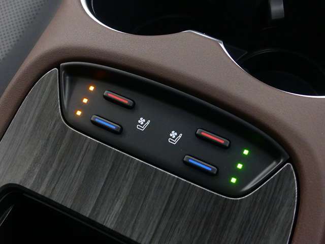 運転席と助手席にシートヒーターとベンチレーション機能を装備！どのような気温でも快適にドライブをお楽しみいただけます！