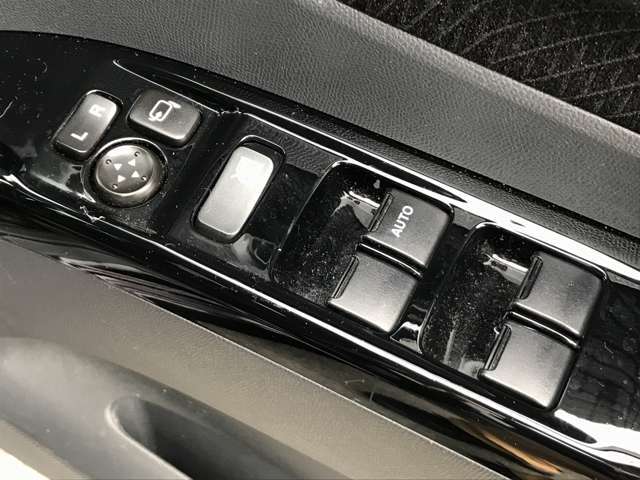 電動格納ミラーで、サイドのミラーの開け閉め楽々！！角度調整もバッチリできます♪♪お電話での問い合わせは0078-6002-135728(無料)です♪お気軽にどうぞ♪♪【HPもご覧ください☆ https://k-smile.jp/kyoto/ 】