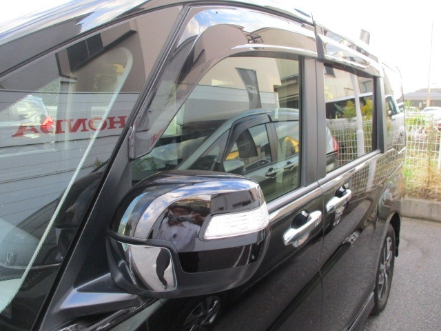 視認性の良いドアミラーウィンカー。純正ドアバイザー装着車。