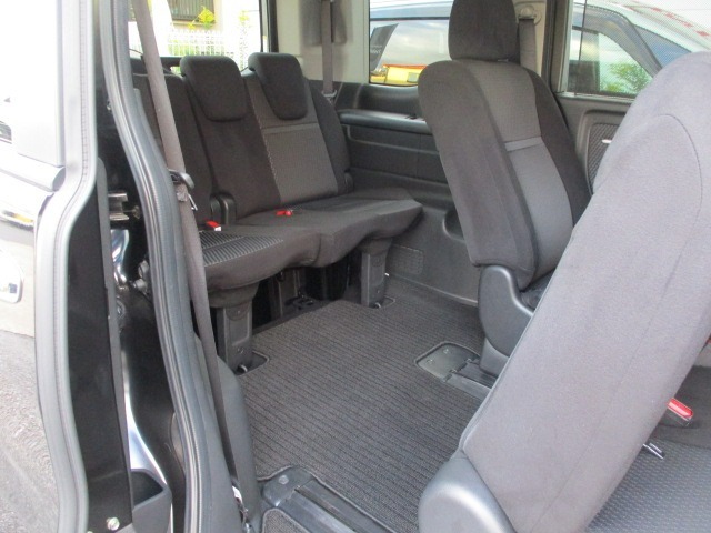 3列目シートへの移動も楽々。