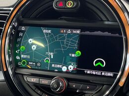 ●純正ナビ:一体感のあるナビは、高級感ある車内を演出してくれます。オーディオ機能も充実しておりますので、運転もより楽しめます♪