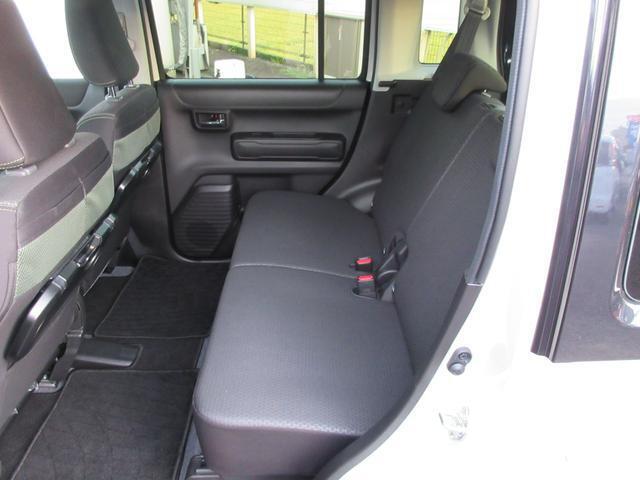 リアシート！以外と見落とし部分かもしれませんが、一緒に乗車される方の為にいろんな工夫が施されてますよ！また最近はお荷物乗せられたりする場合もいろいろアレンジできるようになっているお車が多いですよ！