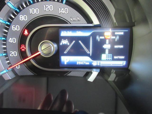 シンプルでスッキリしたメーターデザインはドライブを楽しくさせます。最近のお車は低燃費運転をしていただくと標記がかわる工夫も施されています。あなた好みのアクセントをつけてみるのも良いかもしれませんよ！