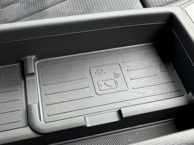 ワイヤレスチャージング『フロントセンターコンソール近くに携帯電話を置くと、ワイヤレスで充電できます。』