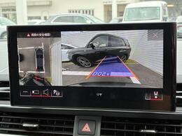●サラウンドビューカメラ『車両の4つのカメラから得た映像を合成し、上空から眺めているような映像をモニターに映し出します。車両周辺の歩行者や障害物などの発見に役立ちます。』