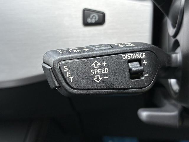 ●アダプティブクルーズコントロール『設定した速度で前方車両に追いつくと、安全な車間距離を自動で調整して前方車両を追従します。長距離ドライブでの疲労を軽減する大変重宝する機能です。』