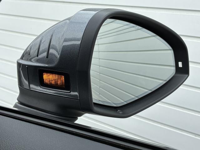 ●アウディサイドアシスト『後方の死角を並走する車両を検知しドアミラーの内側のLEDが点灯。ドライバーに注意を促し事故を未然に防ぐシステムです。』