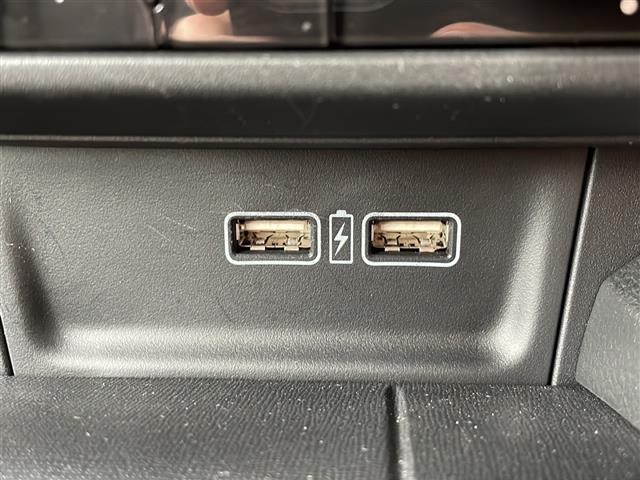 【USB端子】USB接続もついていますので携帯などの電子機器の充電にも使えて便利です♪