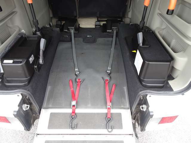 乗降アシスト装置（電動ウインチ）ベルトを電動で巻き上げて車いすの乗り降りを手助けいたします。：昇降能力120kg