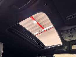 【サンルーフ】好きな時に開閉が可能なサンルーフが装着されております！前席だけでなく後席にも装着されており、とても開放的になります！天気が良い日には換気もできます！