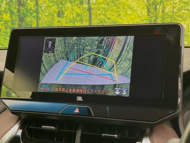 【バックカメラ】駐車時に後方がリアルタイム映像で確認できます。大型商業施設や立体駐車場での駐車時や、夜間のバック時に大活躍！運転スキルに関わらず、今や必須となった装備のひとつです！