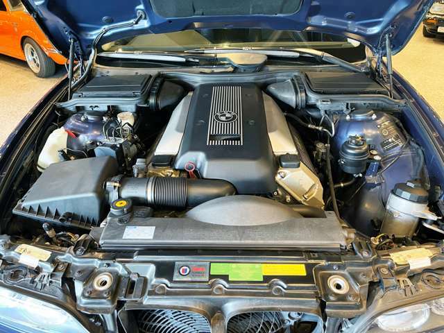 V型8気筒4の大排気量(4.6L)エンジンも現代となってはラインナップが少なくなっていく一方で、現在でも元気に乗れる内にご体感いただきたい車両です。