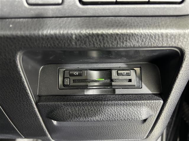 【ETC】有料道路を利用する際に料金所で停止することなく通過できる、ETC車載器（ノンストップ自動料金収受システム機器）が装備されています。セットアップを行うことで利用可能になります。