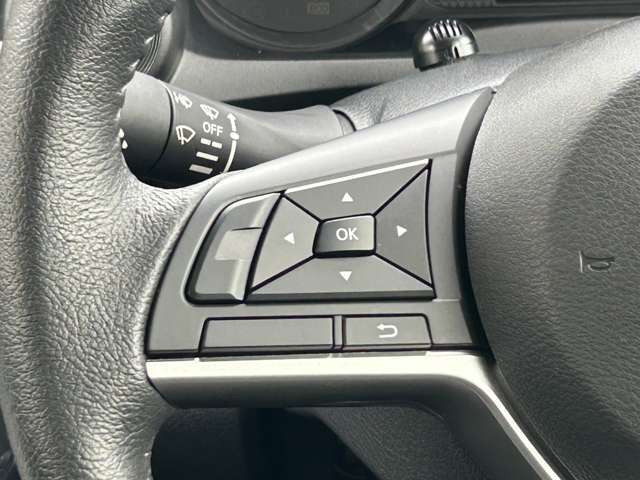 ステアリングに装備されたスイッチで運転中でも楽に音量の操作が可能です♪♪慣れると目線をそらさずに行えますので安全です♪♪