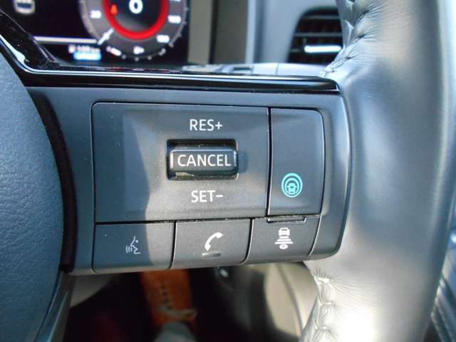 アクセル、ブレーキ、ハンドル操作を統合的に行い前車に追従するプロパイロット付いてます。