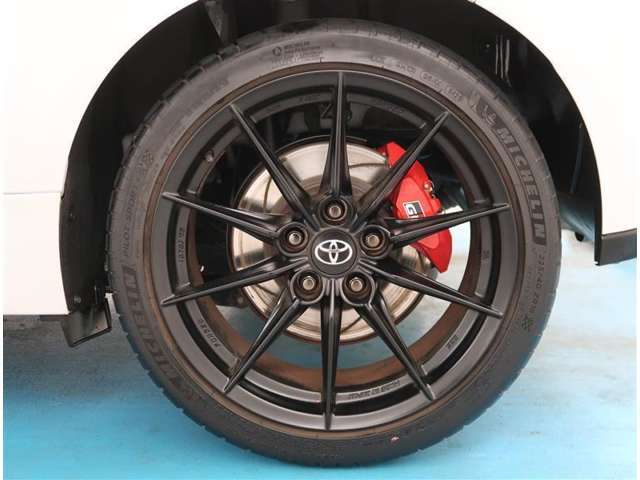 【タイヤ・ホイール】タイヤサイズ225/40R18のGR専用アルミホイールです。タイヤ溝は約5mmになります。