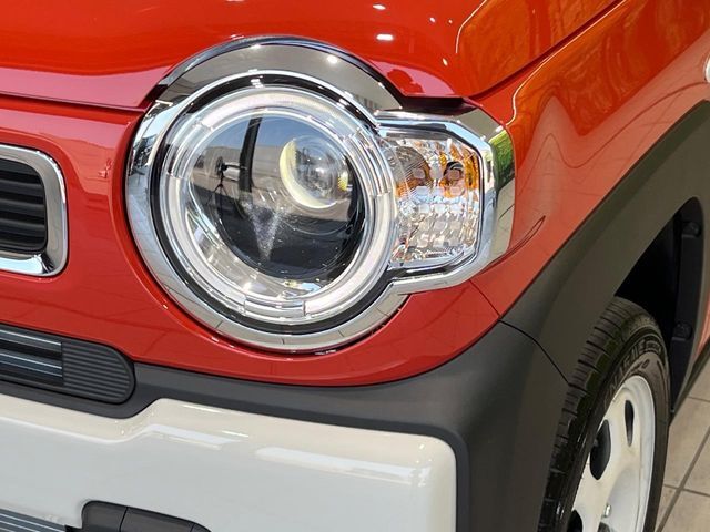 【LEDヘッドライト】悪天候や夜間走行時も良好な視界を確保し安心して運転できる高輝度LEDヘッドライトを装備！点灯速度が早く、消費電力も抑えられています。
