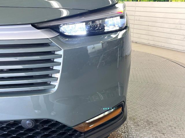 【LEDヘッドライト】悪天候や夜間走行時も良好な視界を確保し安心して運転できる高輝度LEDヘッドライトを装備！点灯速度が早く、消費電力も抑えられています。