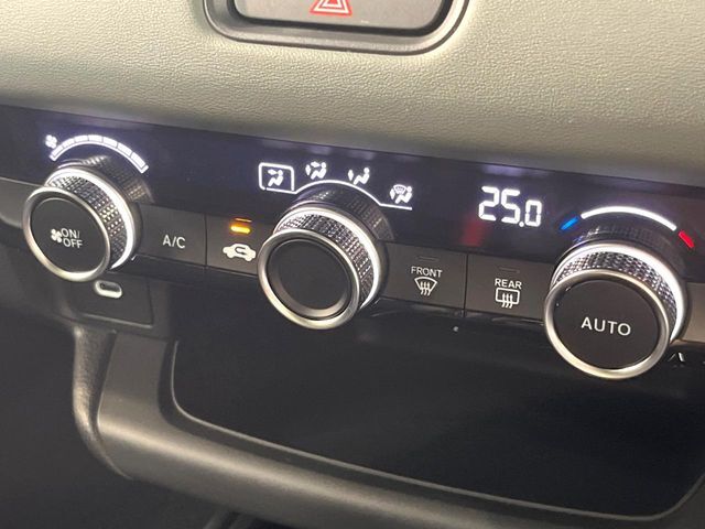 【オートエアコン】一度お好みの温度に設定すれば、車内の温度を検知し風量や温度を自動で調整。暑い…寒い…と何度もスイッチ操作をする必要はありません。快適な車内空間には必須の機能ですね♪