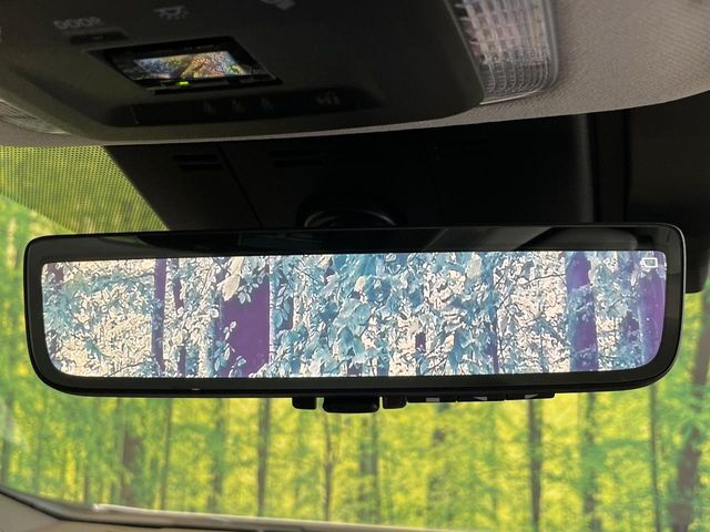 【デジタルインナーミラー】後席の大きな荷物や同乗者で後方が確認しづらい時でも安心！カメラが撮影した車両後方の映像をルームミラー内に表示。クリアな視界で状況の確認が可能です！