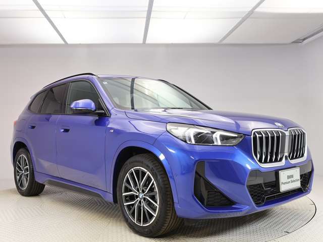 4灯ライト、キドニーグリルそしてエンブレムと、BMWの伝統を現代に引き継いでなお、新しく雄々しいフェイスですね☆