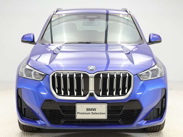 ♪BMWの代名詞といえるキドニー・グリル、一目でそれと分かる精悍な顔立ち。ホフマイスターキンクやキャラクターラインと呼ばれる側面デザインにより前傾姿勢を強調したスタイルは、走りを重視したBMWならでは