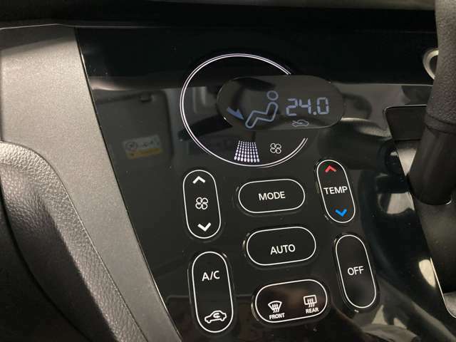 【オートエアコン】一度お好みの温度に設定すれば、車内の温度にあわせて温度や風量を自動で調整！暑さ寒さにあわせ、何度もスイッチ操作をする必要はありませんので、快適な車内空間には必須です♪