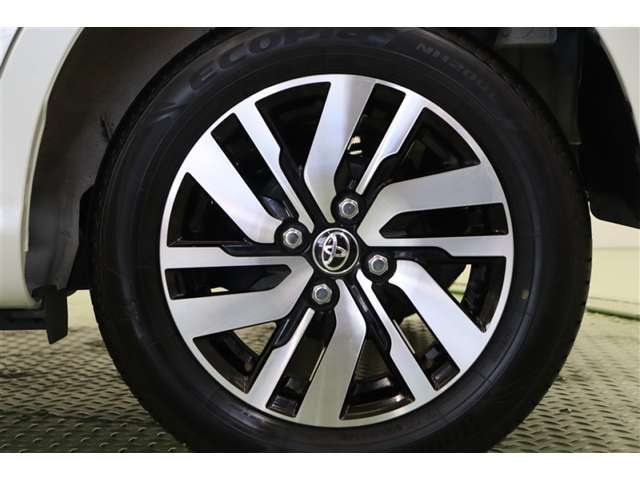 スタイリッシュなデザインの純正アルミホイールを装着しています。足元を引き締めてくれ、しっかりした走りも楽しめますよ。