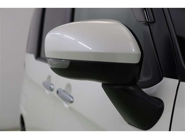 バイカラーでスマートなウインカーミラーです。ウインカーミラーはお洒落なだけでなく、対向車や歩行者からの視認性が良く安全性が向上し、事故防止にもつながります。