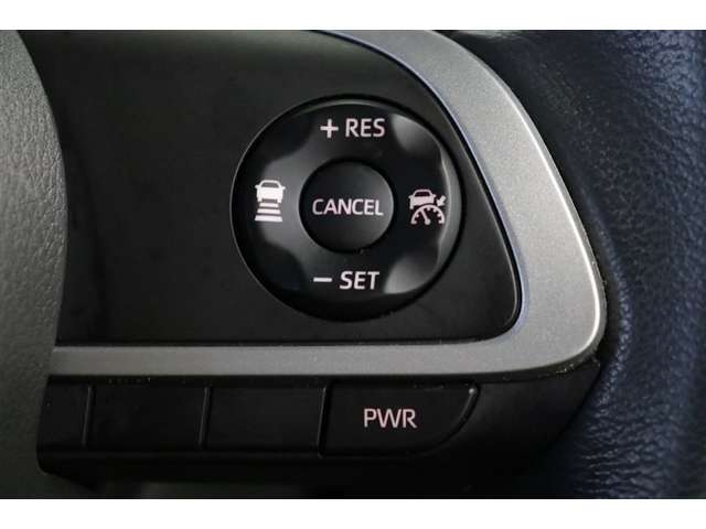 追従機能付クルーズコントロール搭載です。先行車を検知して適切な車間距離を保てる速度に調整、先行車がいなくなったら設定速度で走行を続けてくれます。運転操作の負担を軽減し、疲労軽減に貢献してくれます。