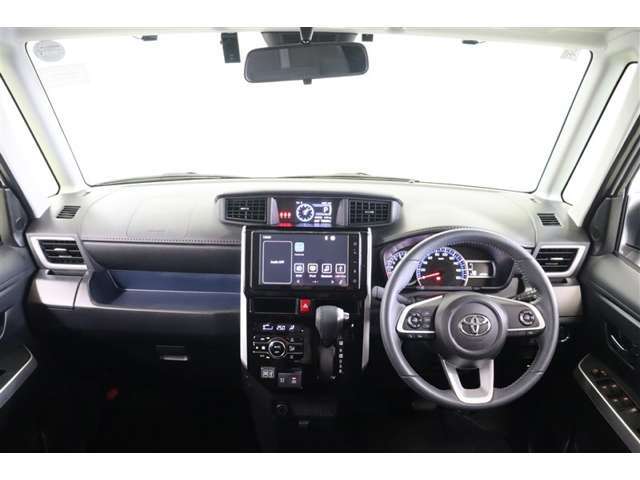 高いアイポイントと広いガラスエリア、水平基調のインパネとフロントピラーに組み込んだガラスによって、車両前方と周囲の状況をしっかり見渡すことができる見晴らしのよさが実現されています。