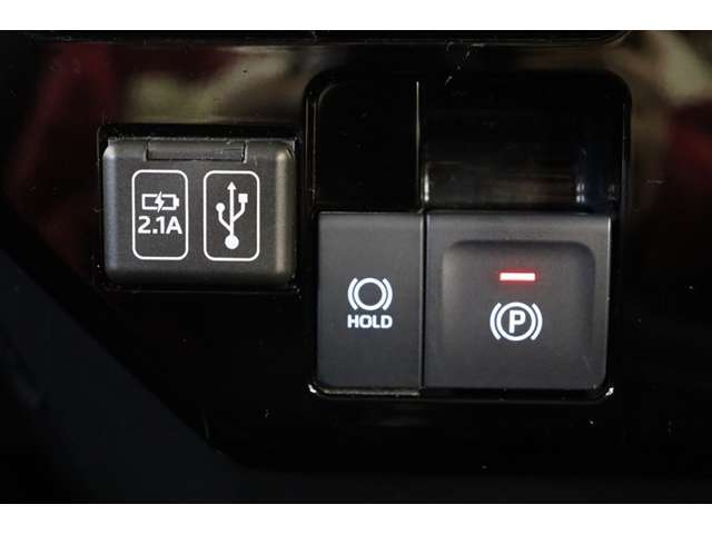 データ通信用と充電用のUSBポートが装備されています。iPhoneやスマートフォンを繋いで音楽を再生したり、充電したり。車内にあると便利なアイテムのひとつですね！