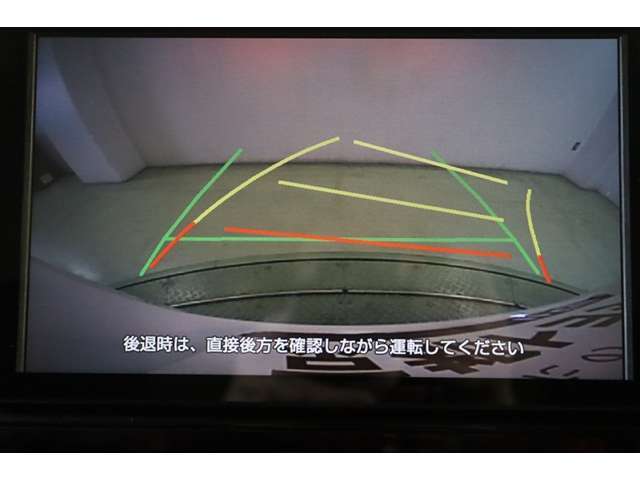 ハンドル操作に連動してガイドラインが変化するバックカメラ搭載です。クルマは構造上たくさんの死角がありますので、とても便利な機能ですね。あくまで補助の為の装備ですのでバックは目視での確認が大事ですよ！