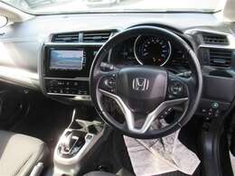 視界が広く、インパネシフトですっきりとした空間が運転がしやすく居心地が良い運転席です