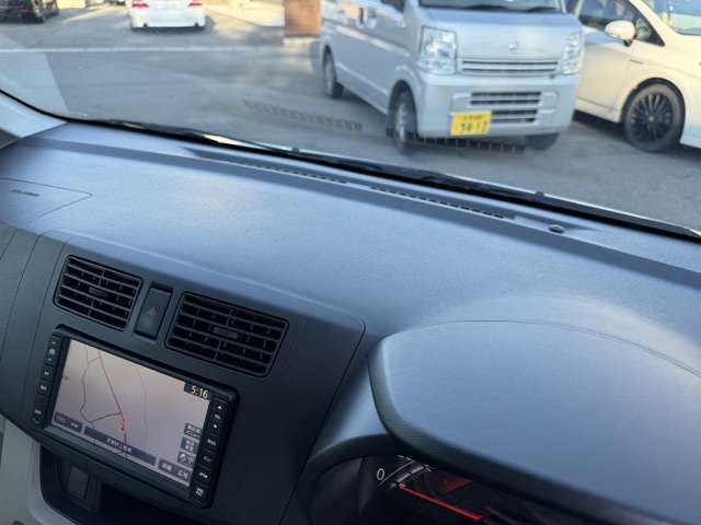 あちがちなダッシュボード上の糊跡などもありません。