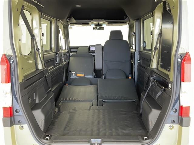 【シートアレンジ】乗せる人数、荷物によってシートアレンジは自由自在です！軽い力でシートを動かせます。開口部は低く、重い荷物もラクに積み下ろしできます。