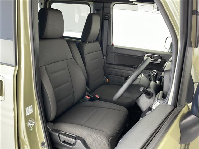 【運転席】座り心地が良いシートなので長時間の運転でも快適にお過ごしいただけます。新品のフロアマットのご注文も可能です。掲載箇所以外にご希望の写真がございましたらお気軽にお問い合わせ下さい。