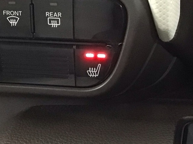 運転席にはシートヒーターが付いています！寒い日に便利な装備ですね。