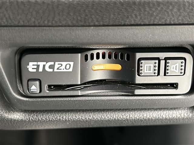 【ETC】有料道路を利用する際に料金所で停止することなく通過できる、ETC車載器（ノンストップ自動料金収受システム機器）が装備されています。セットアップを行うことで利用可能になります。