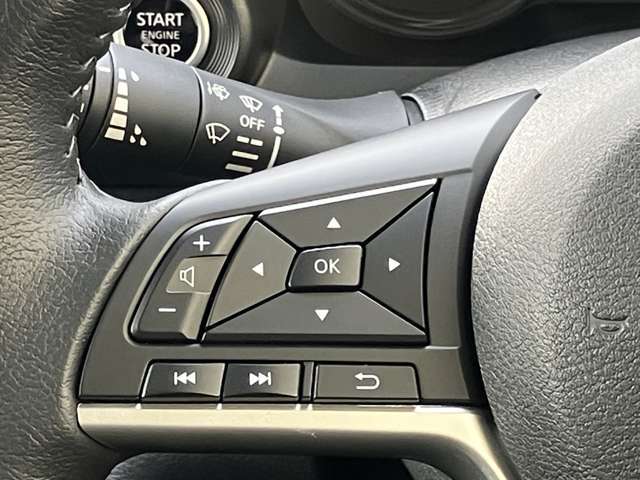 ステアリングの左側に、オーディオの操作ができるスイッチを装備しています。ハンドルから手を離さず操作できて便利です。