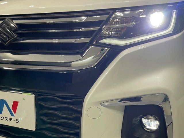 【LEDヘッドライト】悪天候や夜間走行時も良好な視界を確保し安心して運転できる高輝度LEDヘッドライトを装備！点灯速度が早く、消費電力も抑えられています。