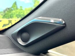 【JBLサウンドシステム】メーカーオプションの高品位サウンドシステムを搭載。専用のチューニングが施された大小様々なスピーカーから良質なサウンドが奏でられ、臨場感あふれる音響空間を演出します。