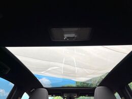 【ガラスルーフ】ガラスルーフ搭載で車内の解放感が一気にアップ！開放的なドライブをお楽しみいただけます。