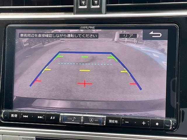 【カラーバックモニター】を装備しております。リアの映像がカラーで映し出されますので日々の駐車も安心安全です。